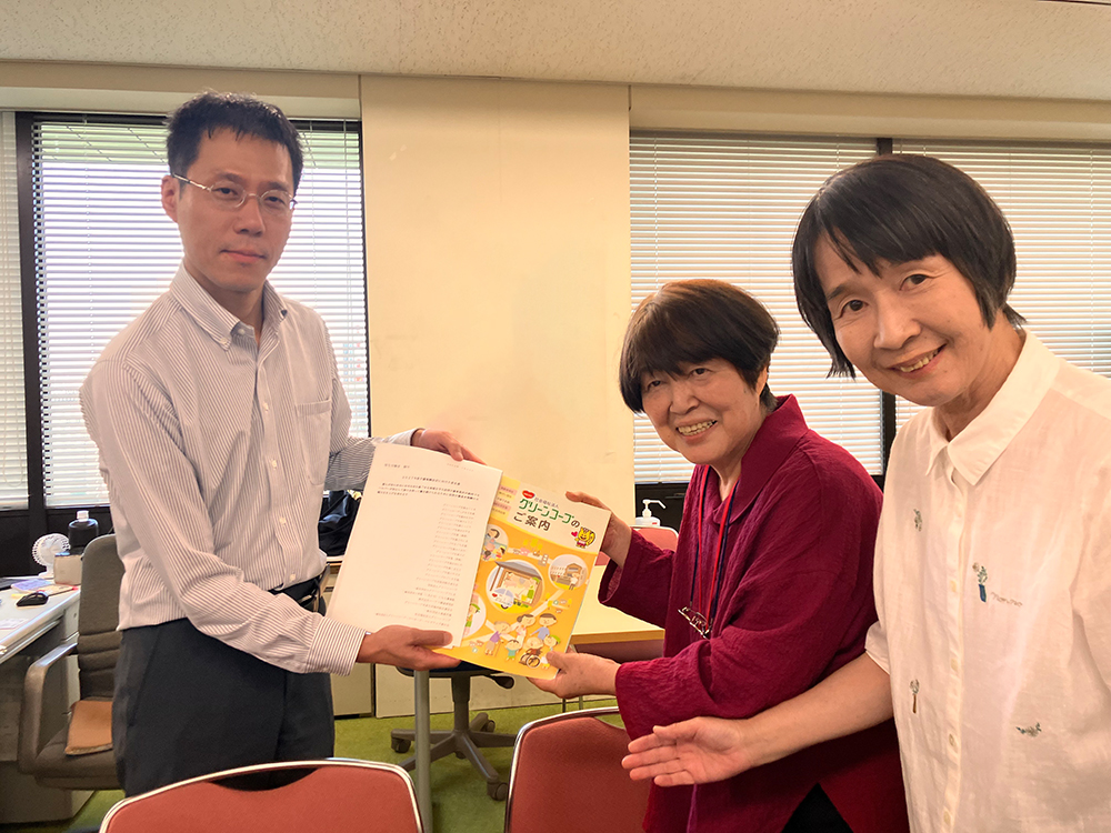 厚労省の担当者に意見書を手渡すワーカーズ2名