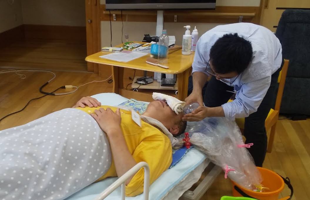 ベッド上でのシャンプーの実技のようす
