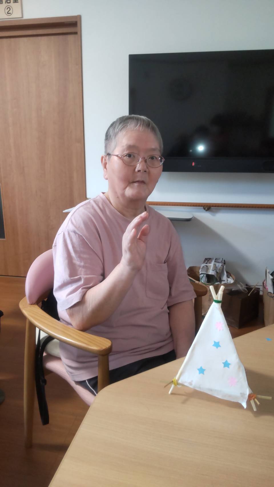 作った灯籠と写真を撮る利用者さん