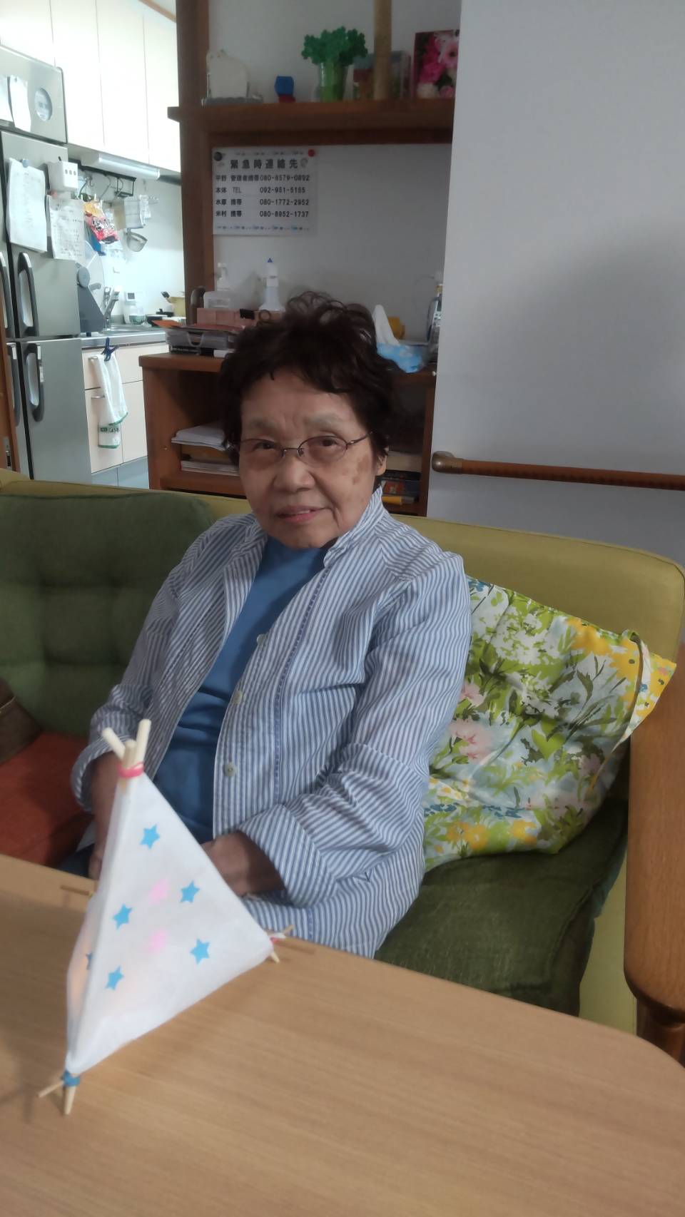 作った灯籠と写真を撮る利用者さん