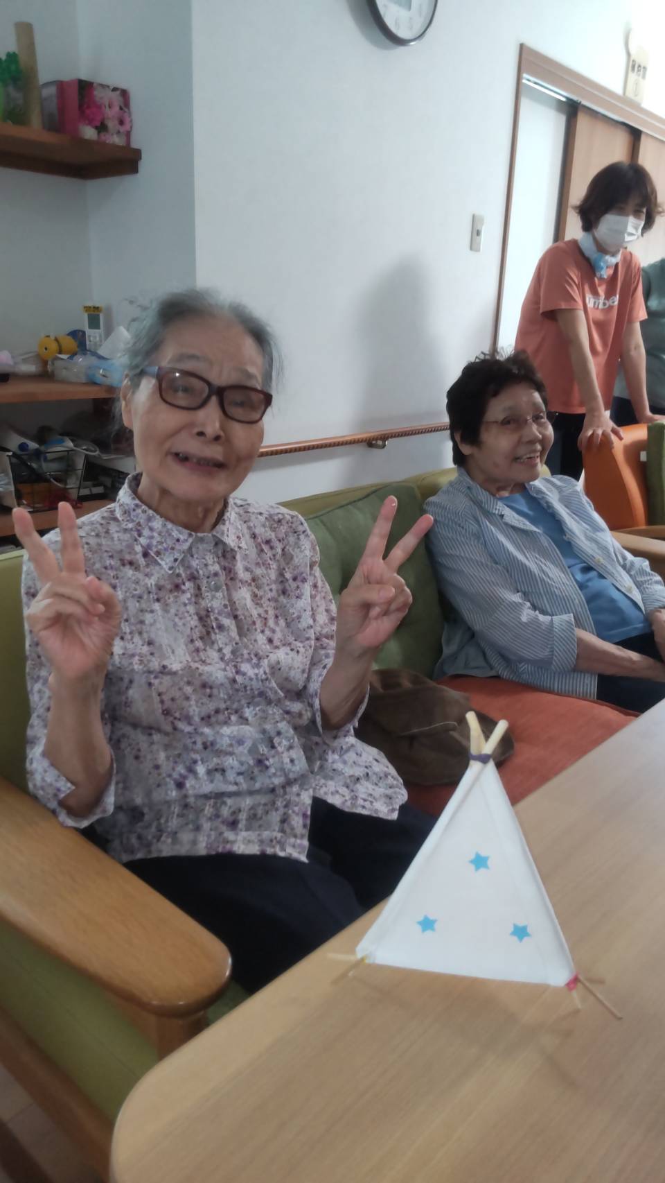 作った灯籠と写真を撮る利用者さん