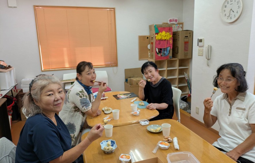 塩バナナを試食するワーカーさん達