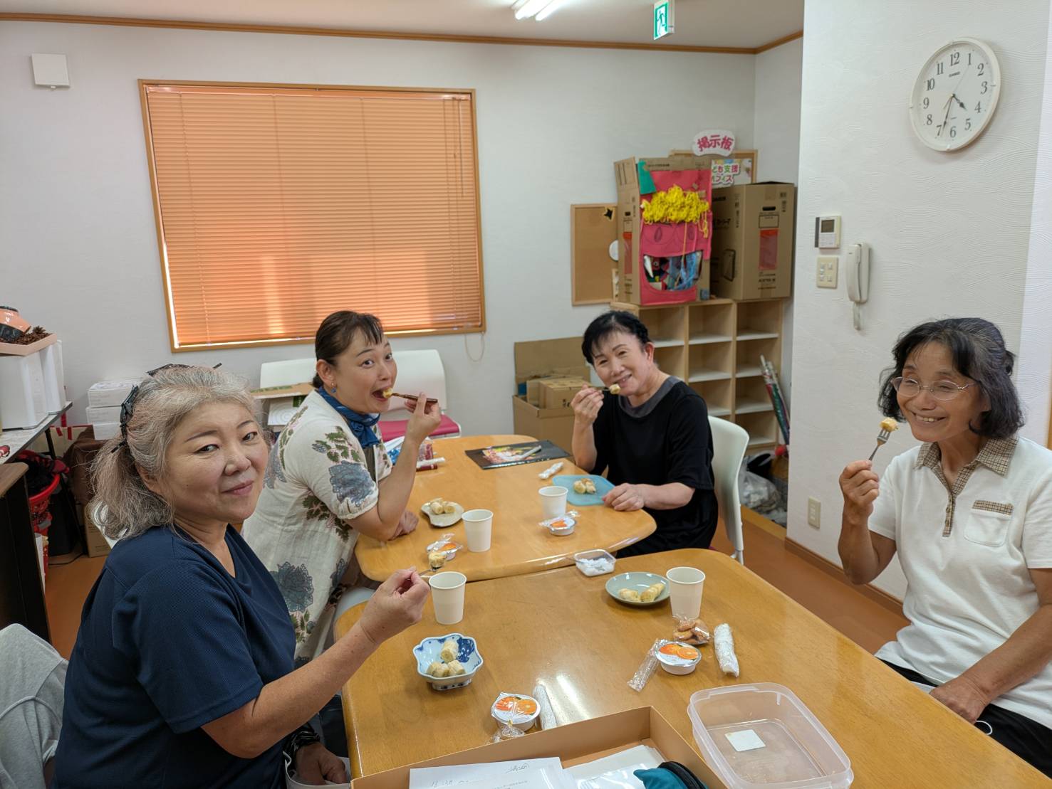 塩バナナを試食するワーカーさん達