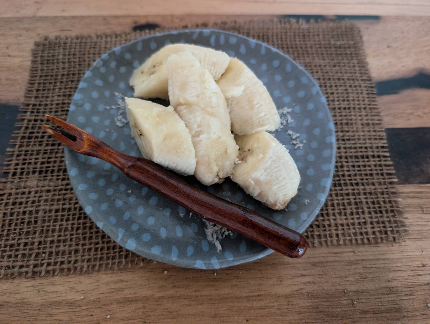 青いお皿に盛り付けられたバナナ 塩の粒がかかって分かります