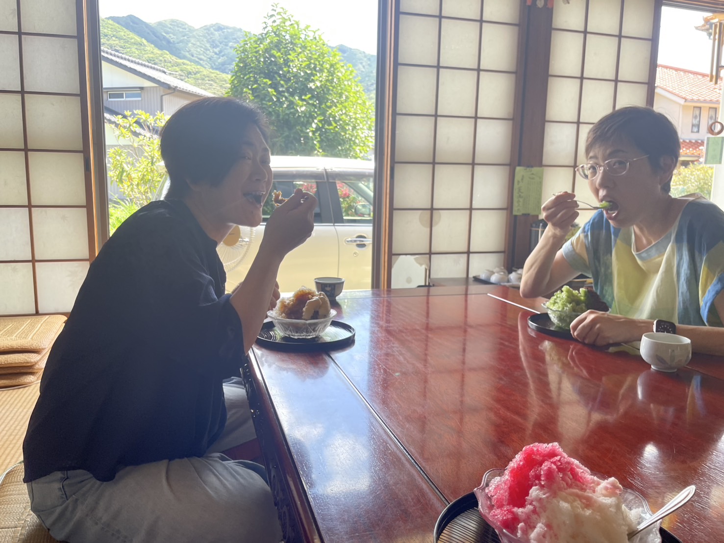 かき氷を食べる