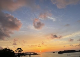 空に青さが残る夕焼け