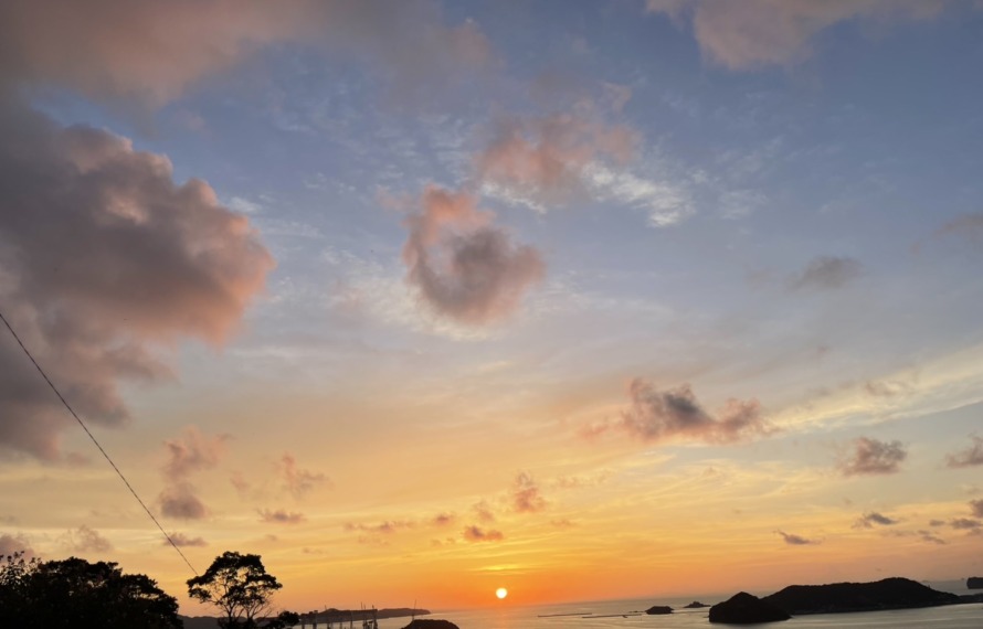 空に青さが残る夕焼け