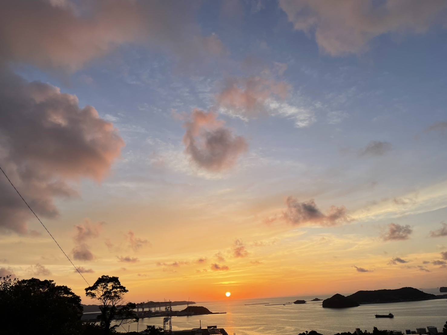 空に青さが残る夕焼け