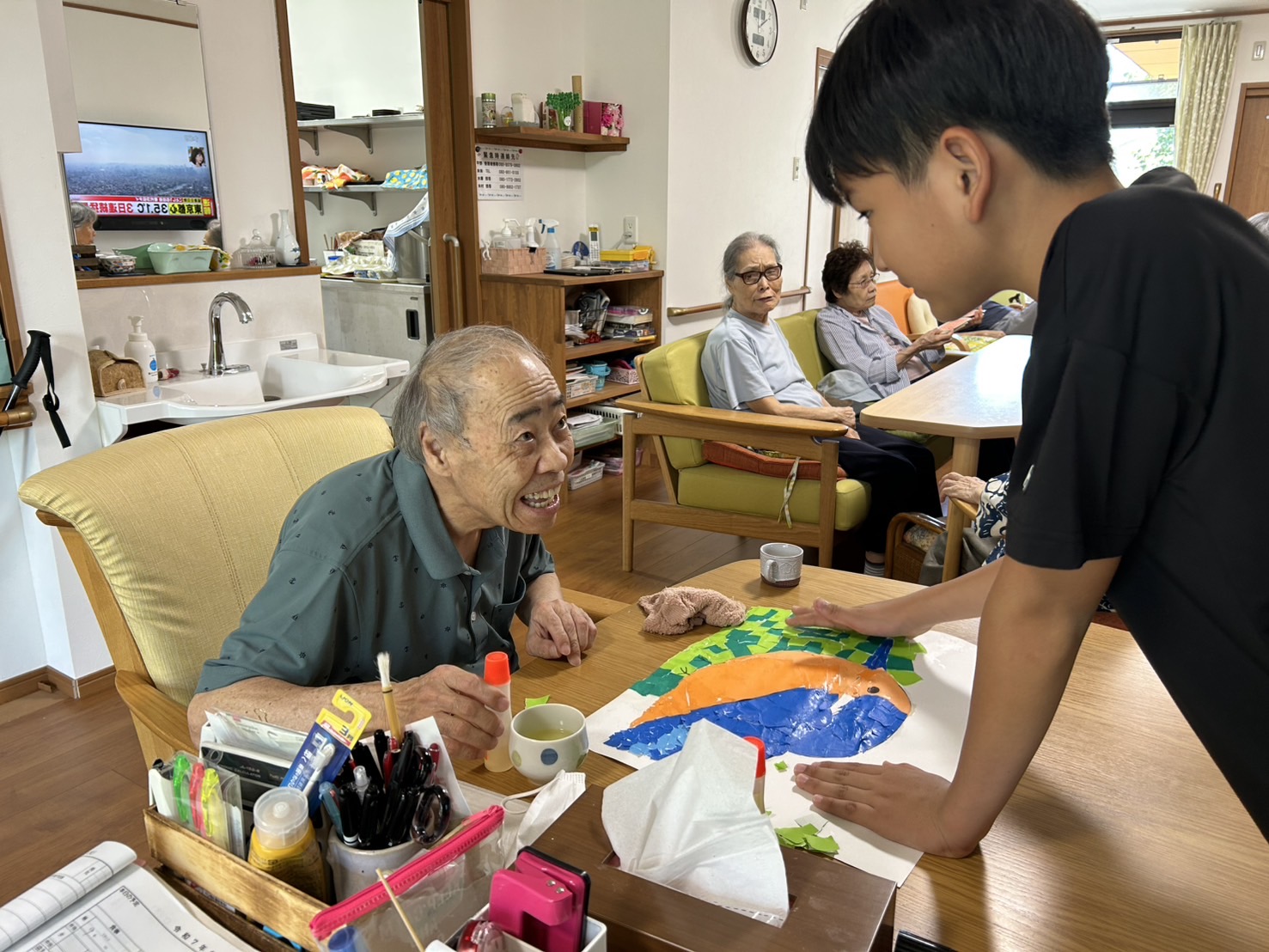 利用者さんと交流する子ども