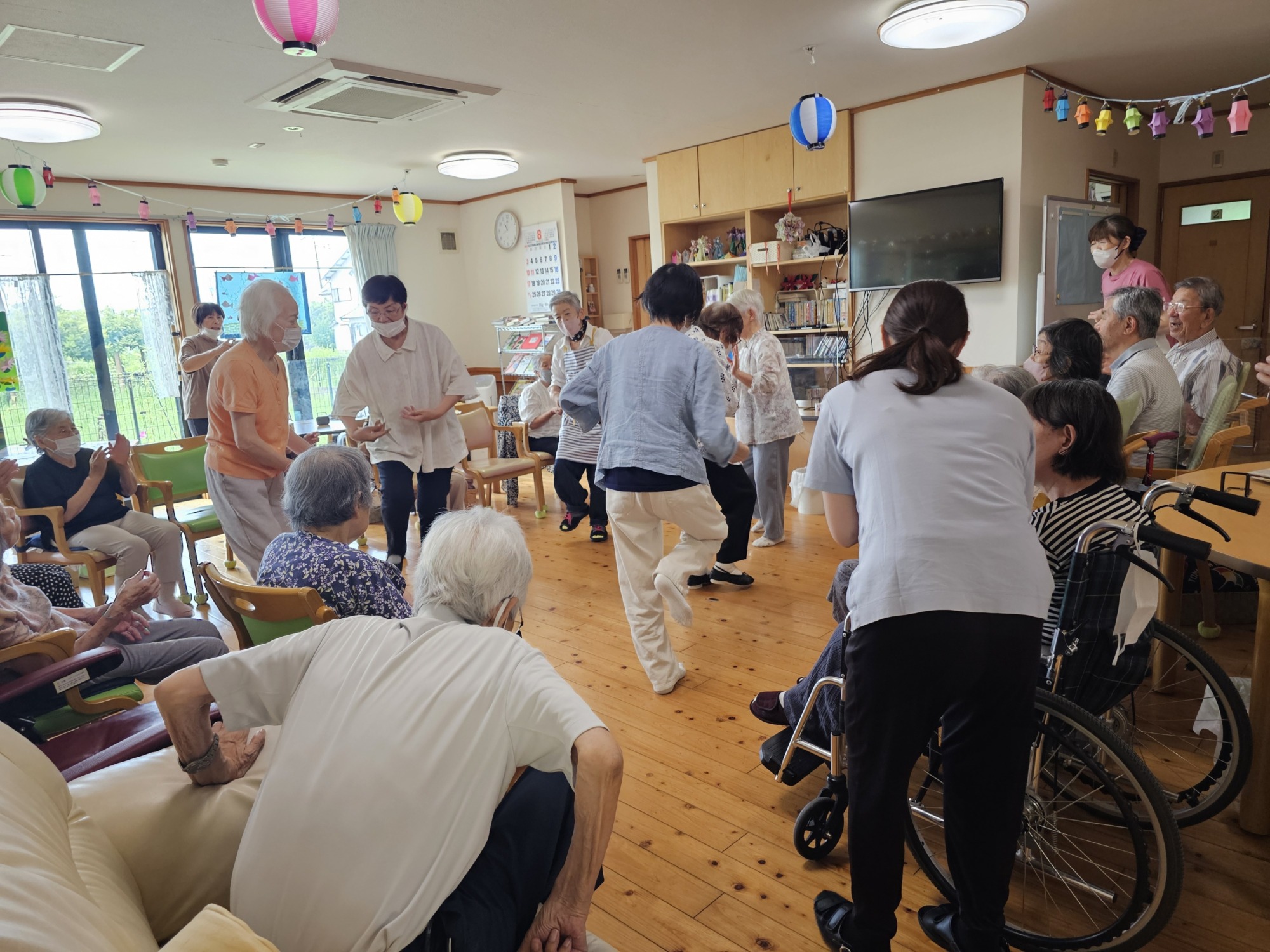 炭坑節を踊るご利用者の皆さまです