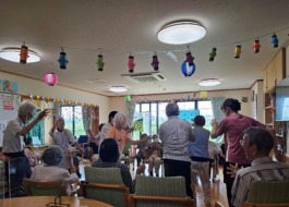 デイの中で盆踊りを踊るご利用者の皆さまです