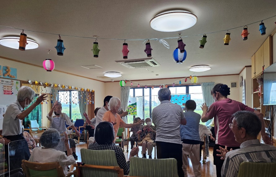 デイの中で盆踊りを踊るご利用者の皆さまです