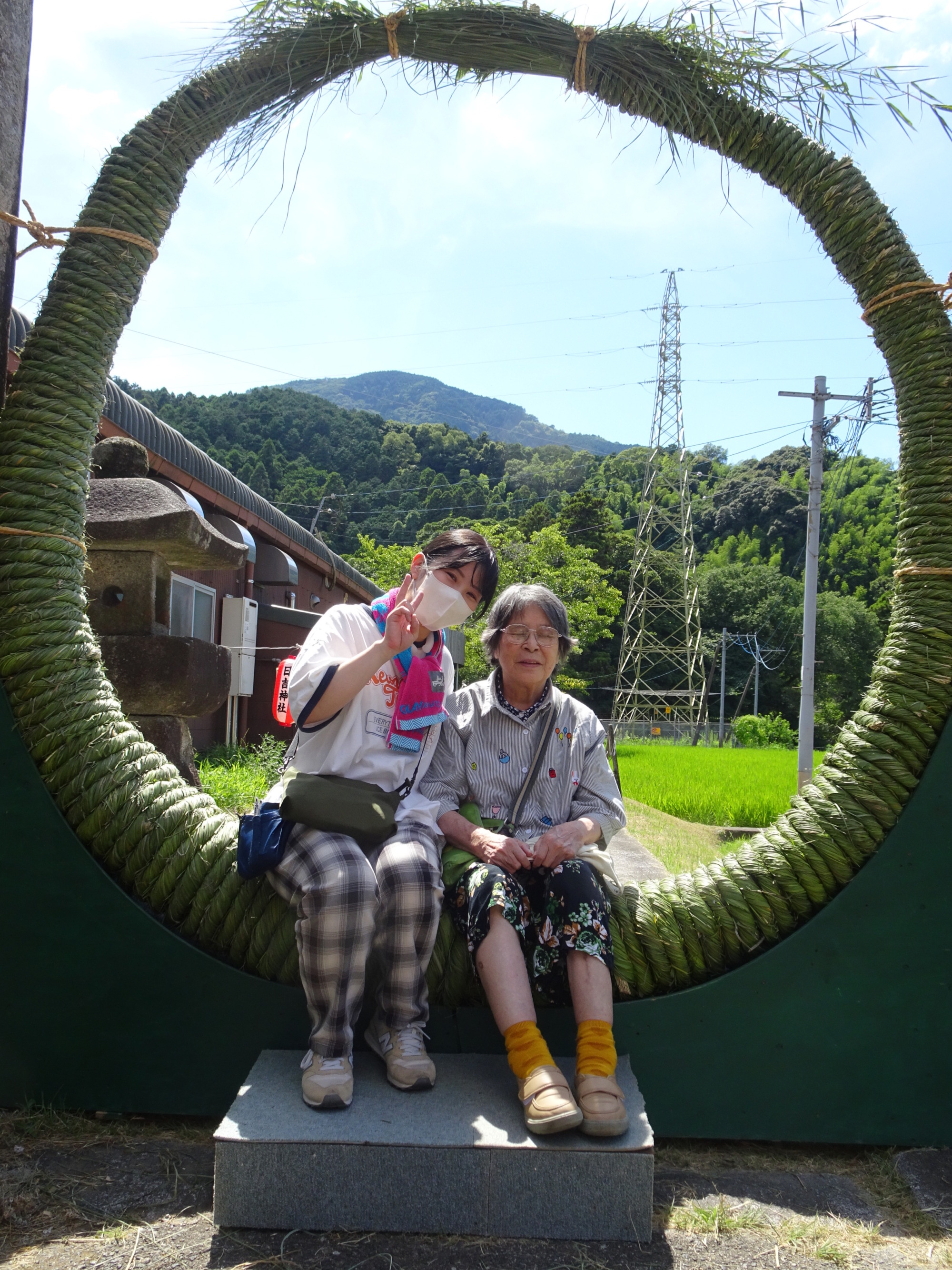 日吉神社の茅の輪の前で撮ったワーカーと利用者さん
