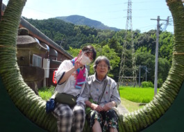 日吉神社の茅の輪の前で撮ったワーカーと利用者さん
