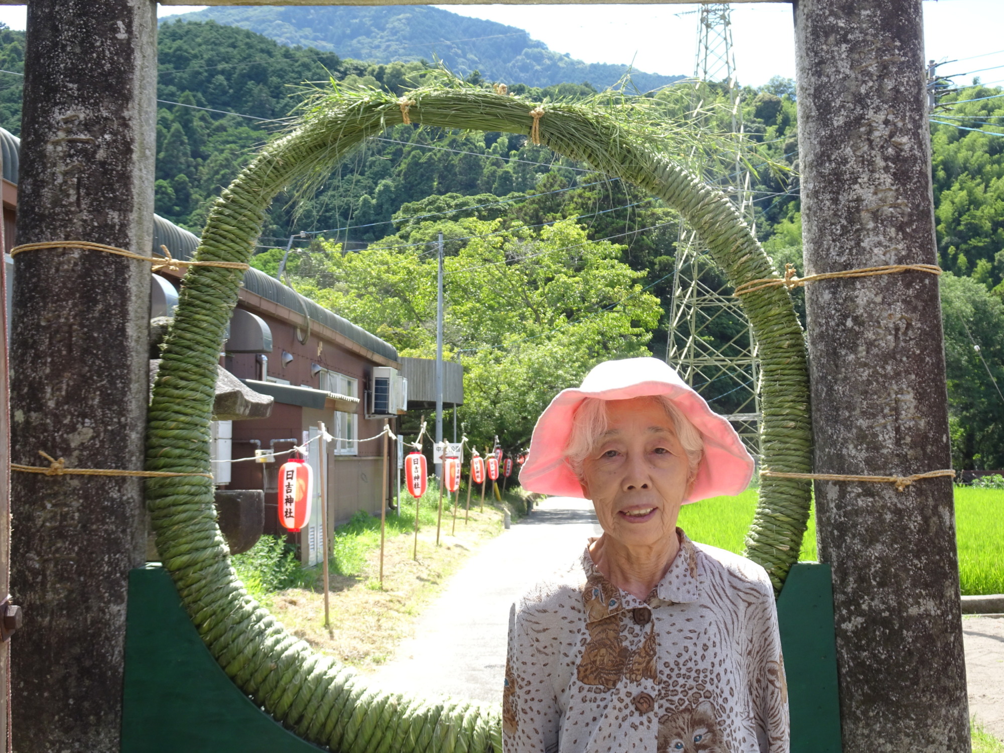日吉神社の茅の輪の前で撮った写真