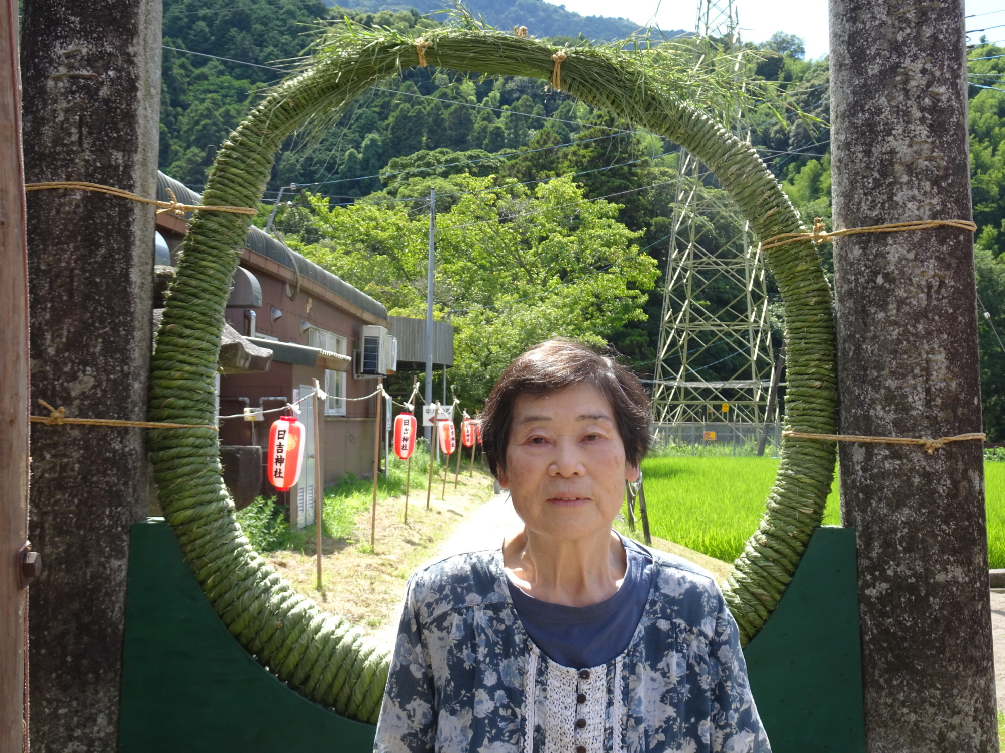 日吉神社の茅の輪の前で撮った写真