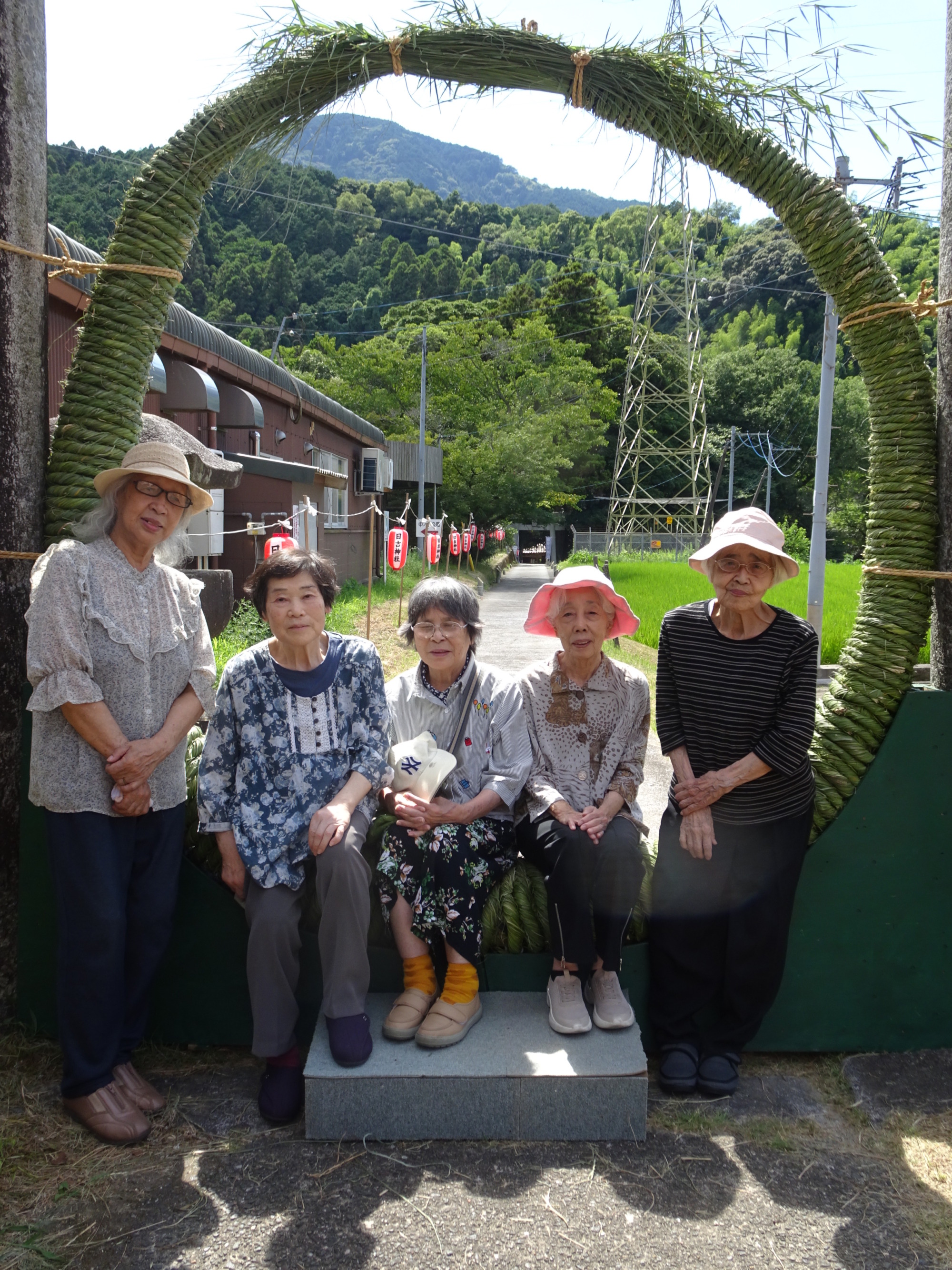 日吉神社の茅の輪の前で撮った集合写真