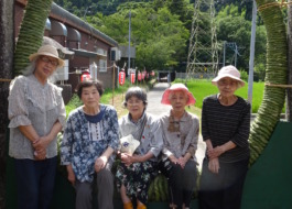 日吉神社の茅の輪の前で撮った集合写真