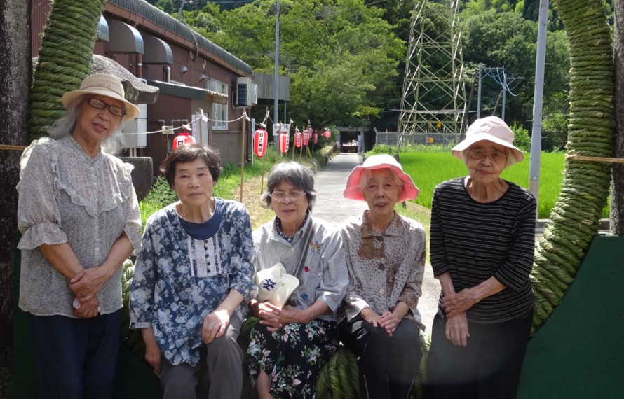 日吉神社の茅の輪の前で撮った集合写真
