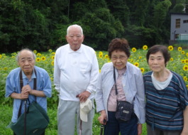 ひまわり畑の前で撮った集合写真
