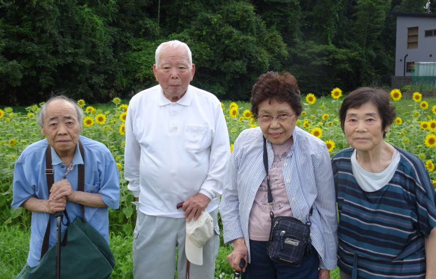 ひまわり畑の前で撮った集合写真