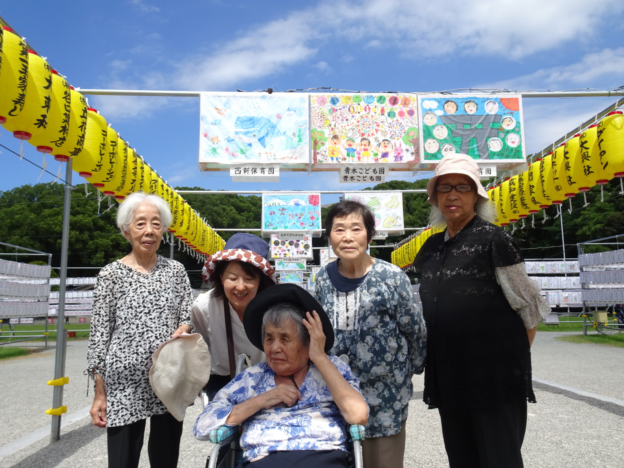 提灯の前で撮った集合写真