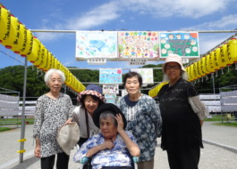 提灯の前で撮った集合写真
