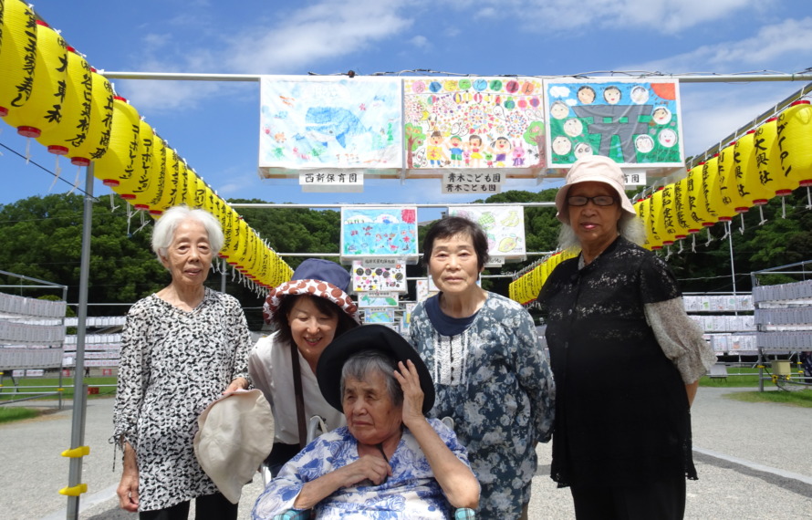 提灯の前で撮った集合写真