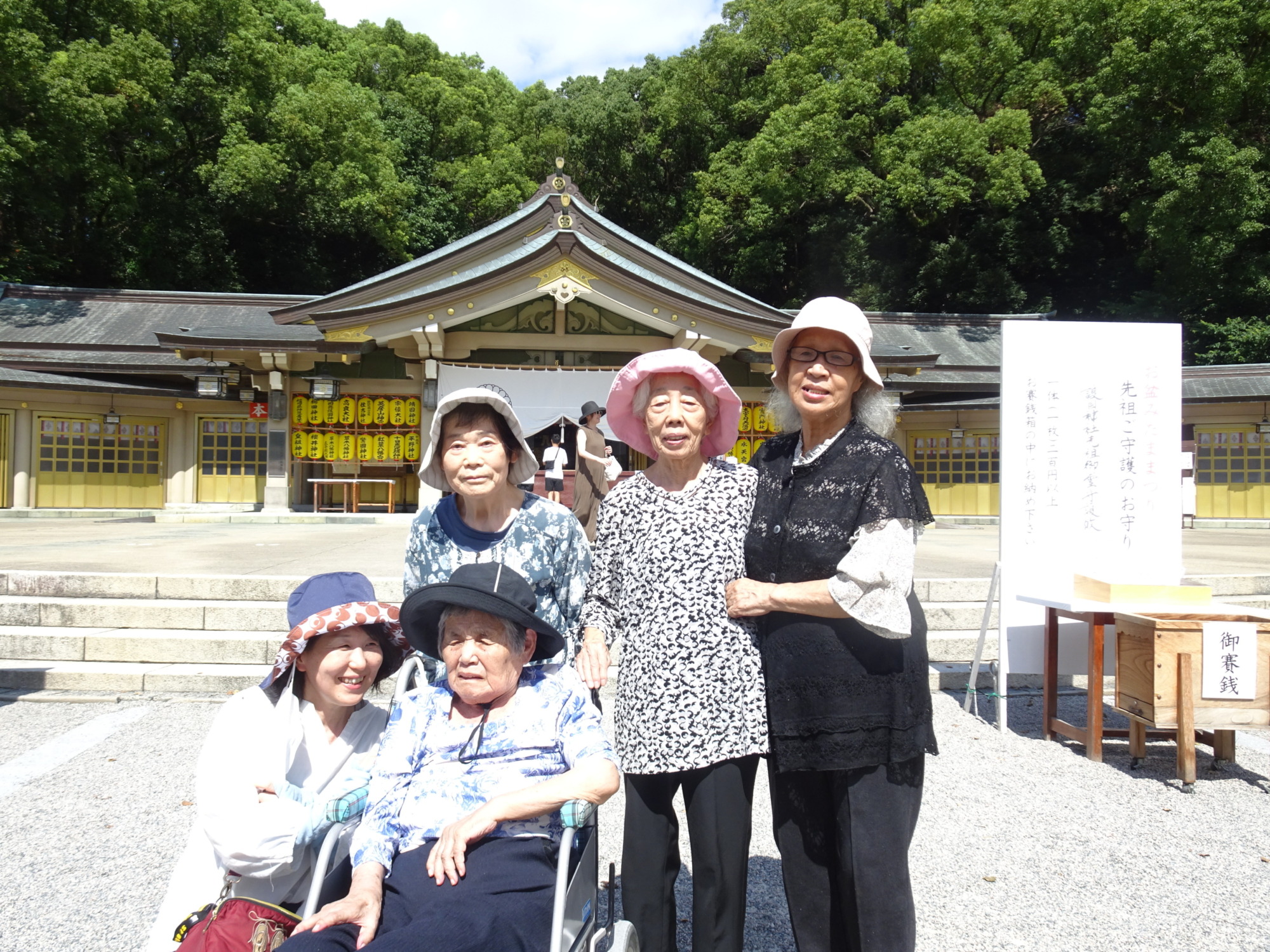 神社の社の前で撮った写真