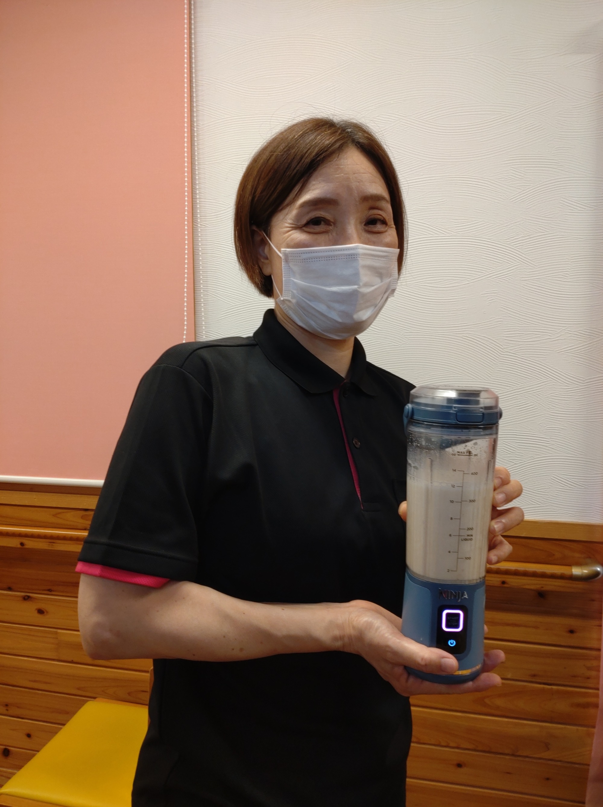 バナナジュースを作ったミキサーを持つKさん