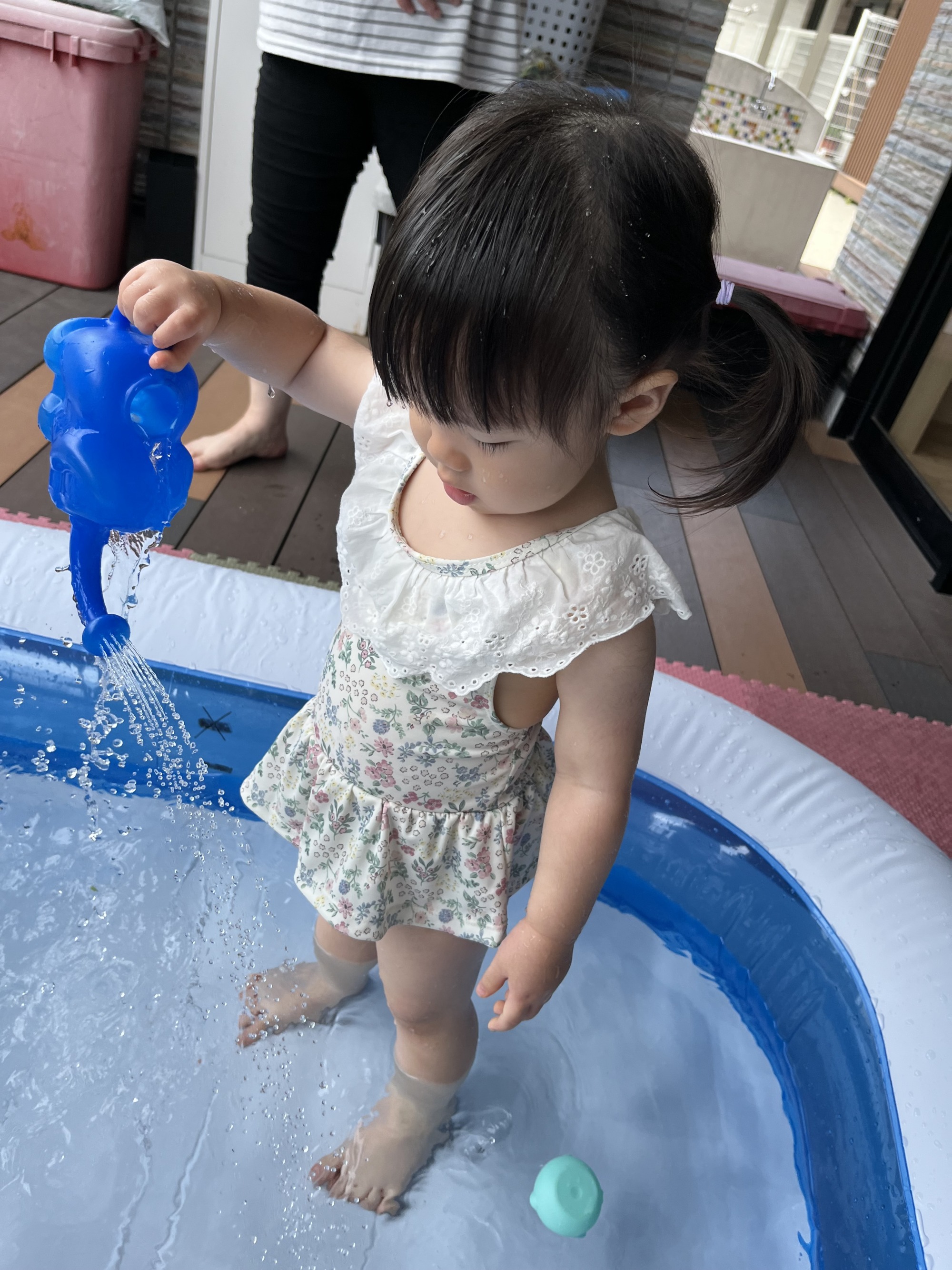 プール遊びを楽しむ子ども10枚
