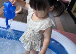 プール遊びを楽しむ子ども10枚