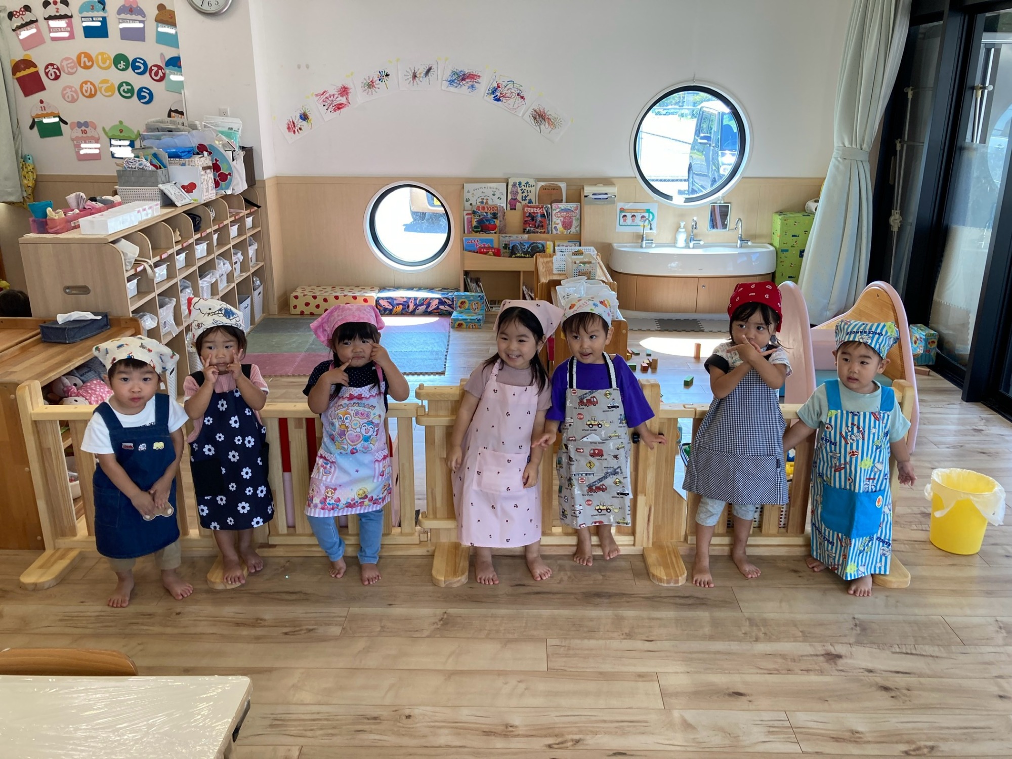 エプロン姿の子どもたち　2枚