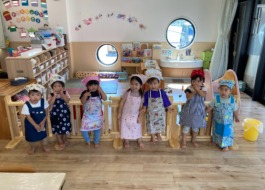 エプロン姿の子どもたち　2枚