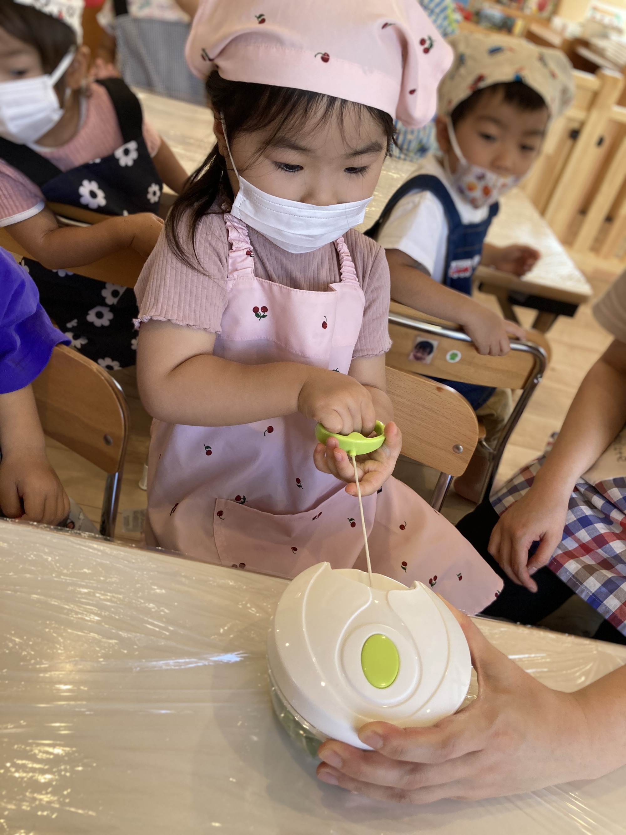チョッパーで野菜を刻む子どもたち　7枚