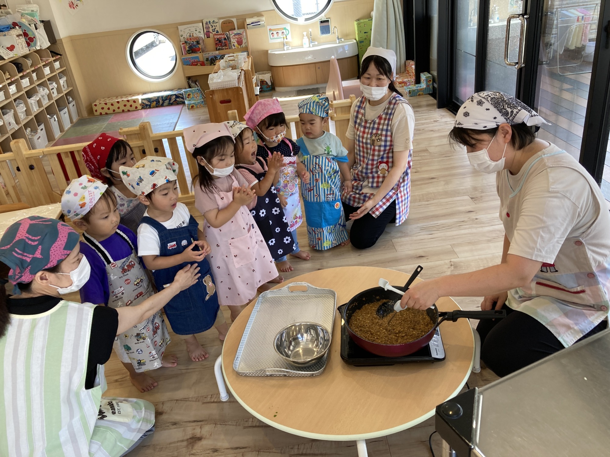 カレー作りをする子どもたち　5枚
