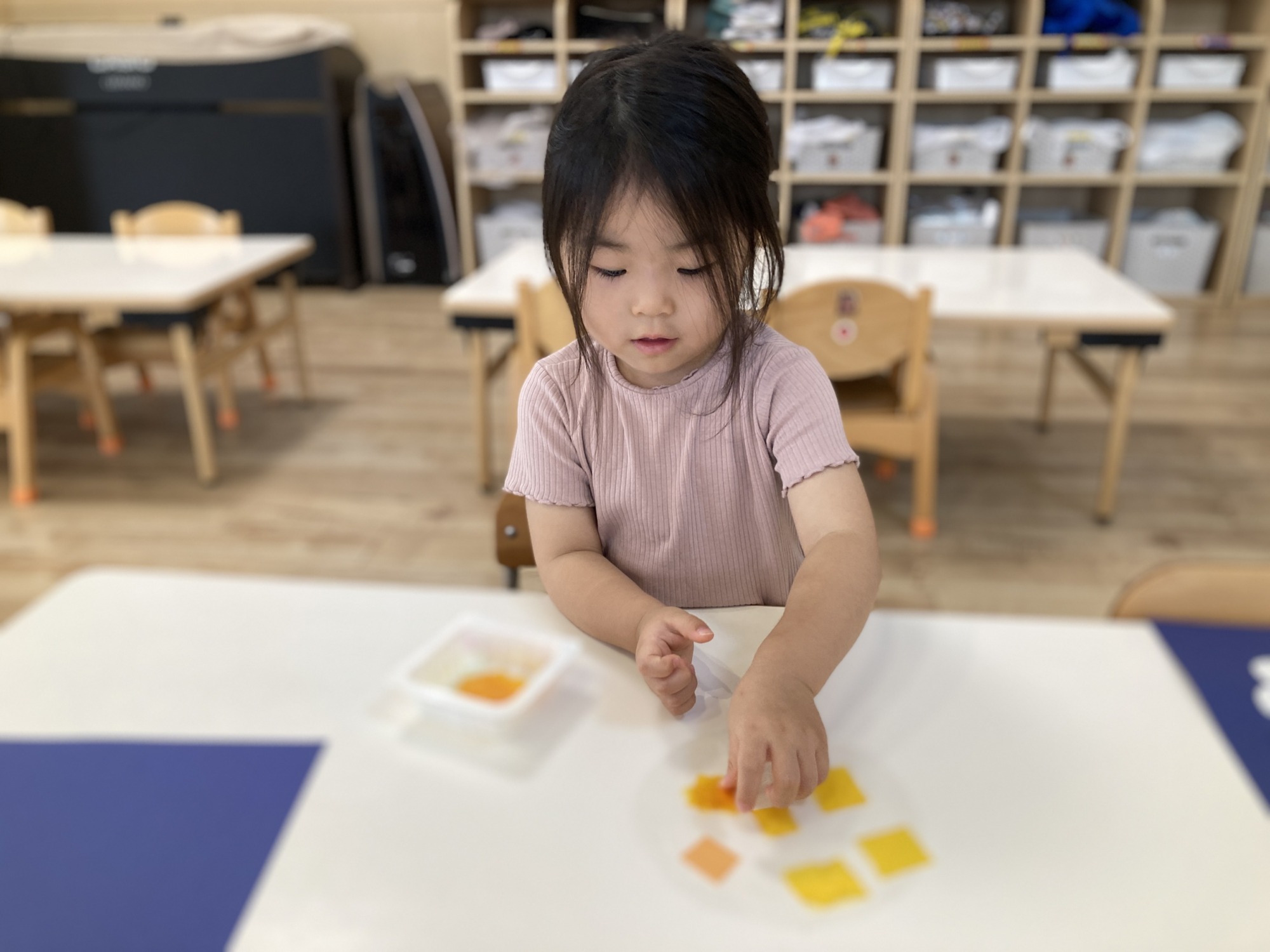 製作を楽しむ子どもたち　14枚