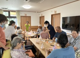 灯籠を作っている様子