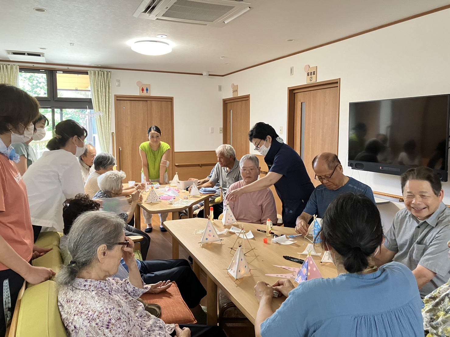 灯籠を作っている様子