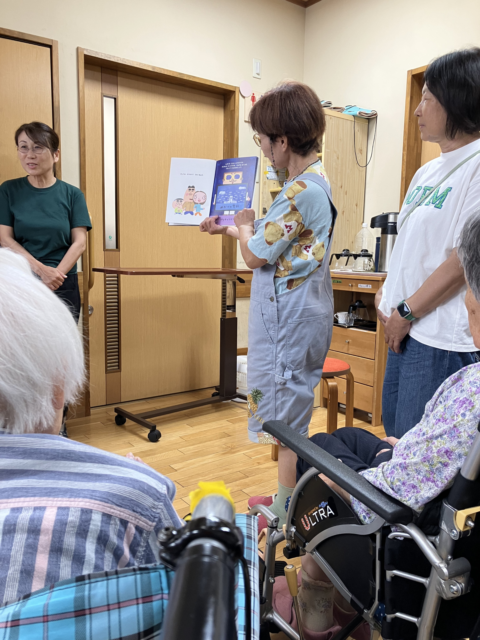 絵本を読むワーカーの写真