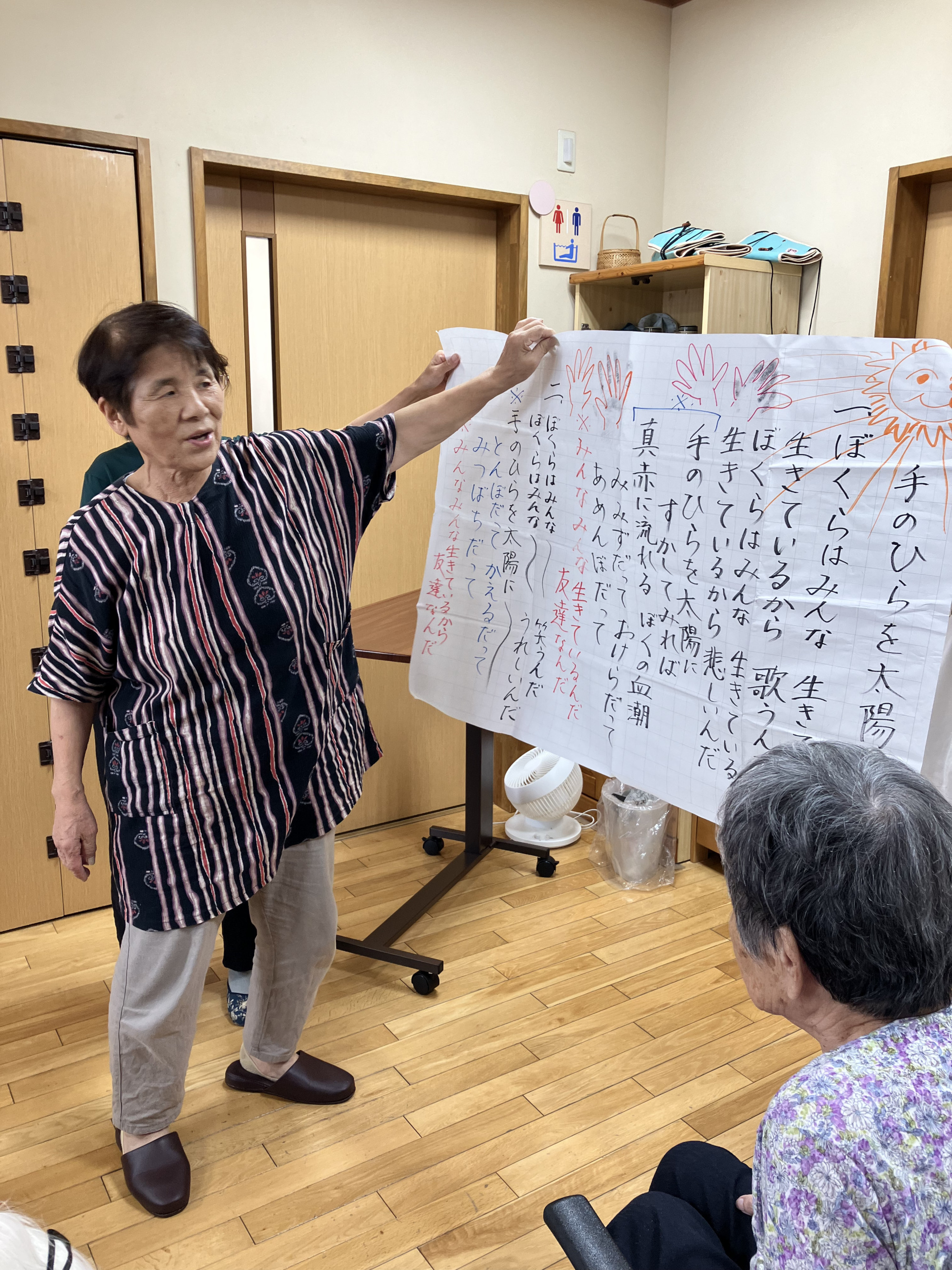 みんなで歌をうたう地域の方