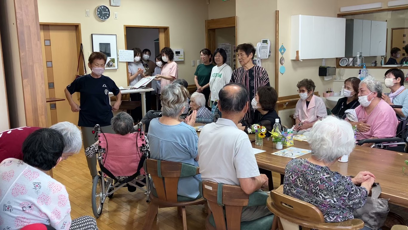 歌って踊る地域の方