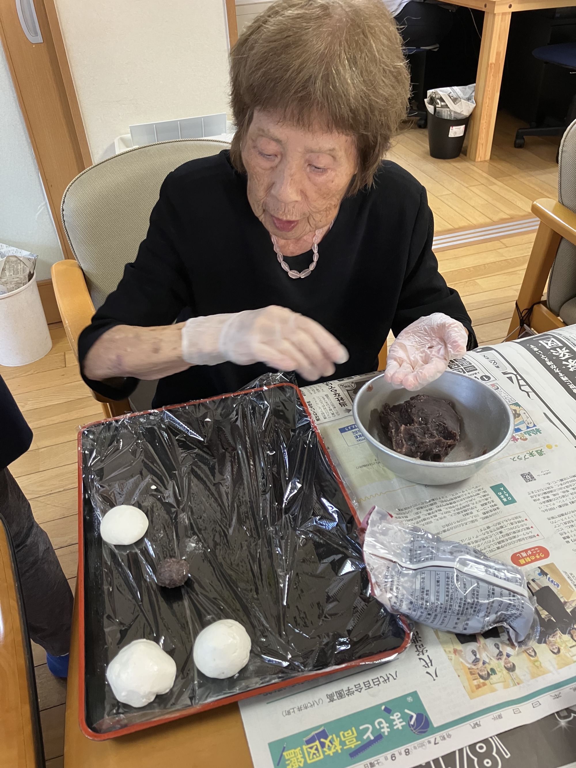 あんこを丸めるご利用者様