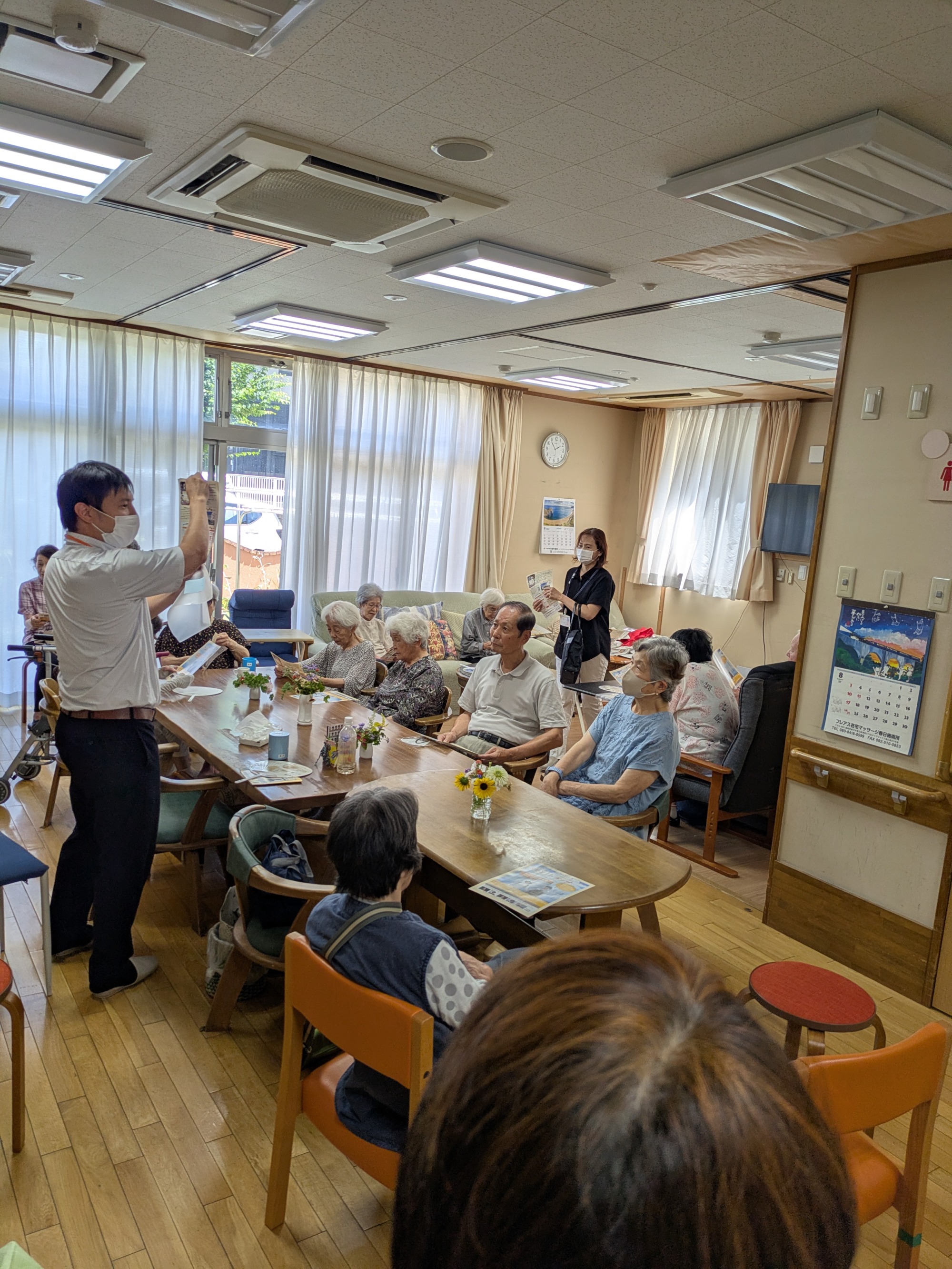 包括の方がチラシを持ってお知らせしている様子
