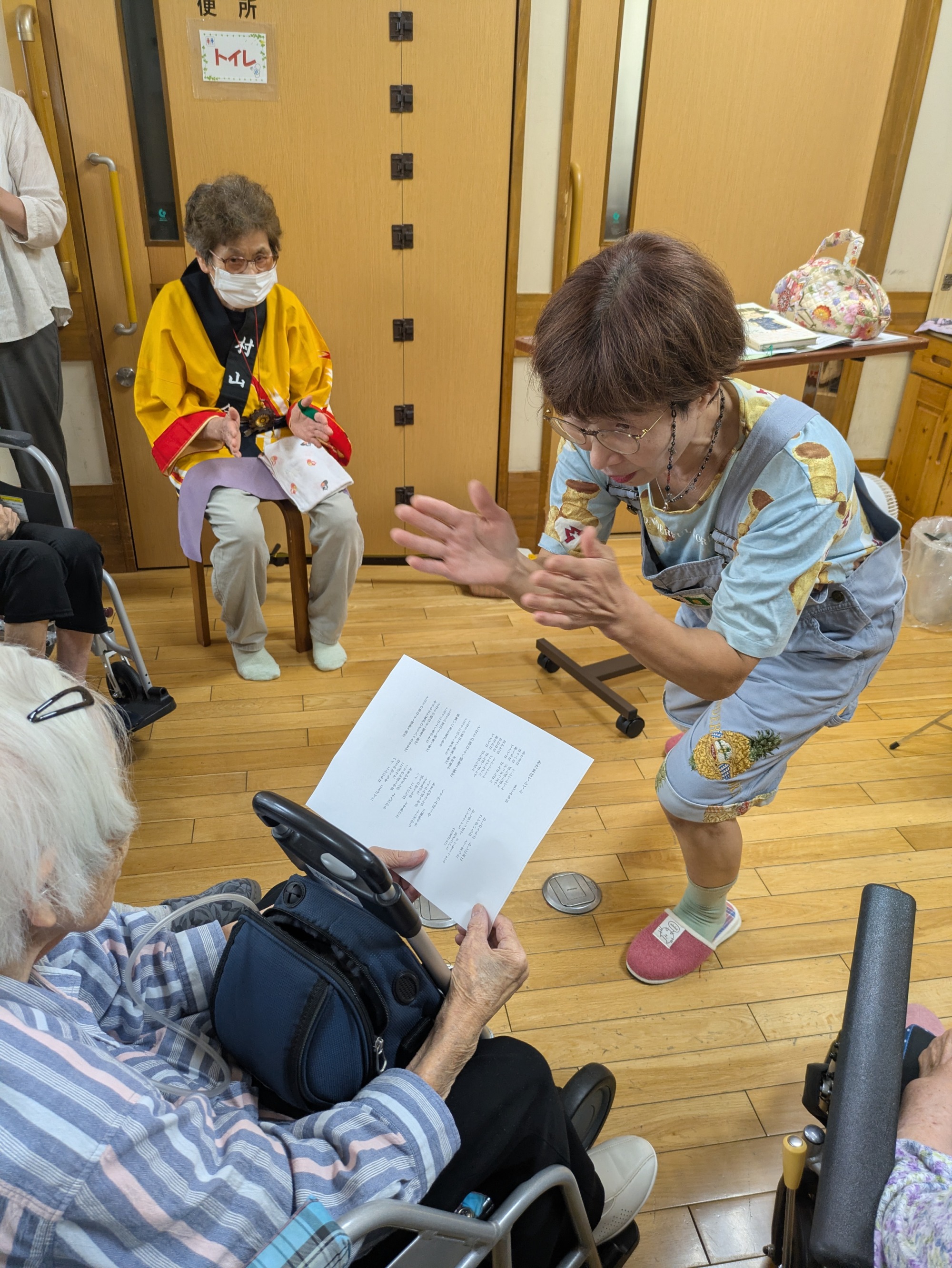 一緒に歌を楽しむ利用者さん