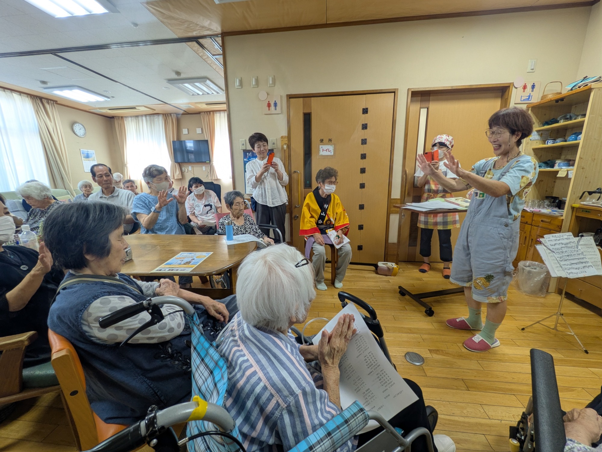 みんなで手遊びを楽しむ様子