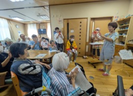 みんなで手遊びを楽しむ様子
