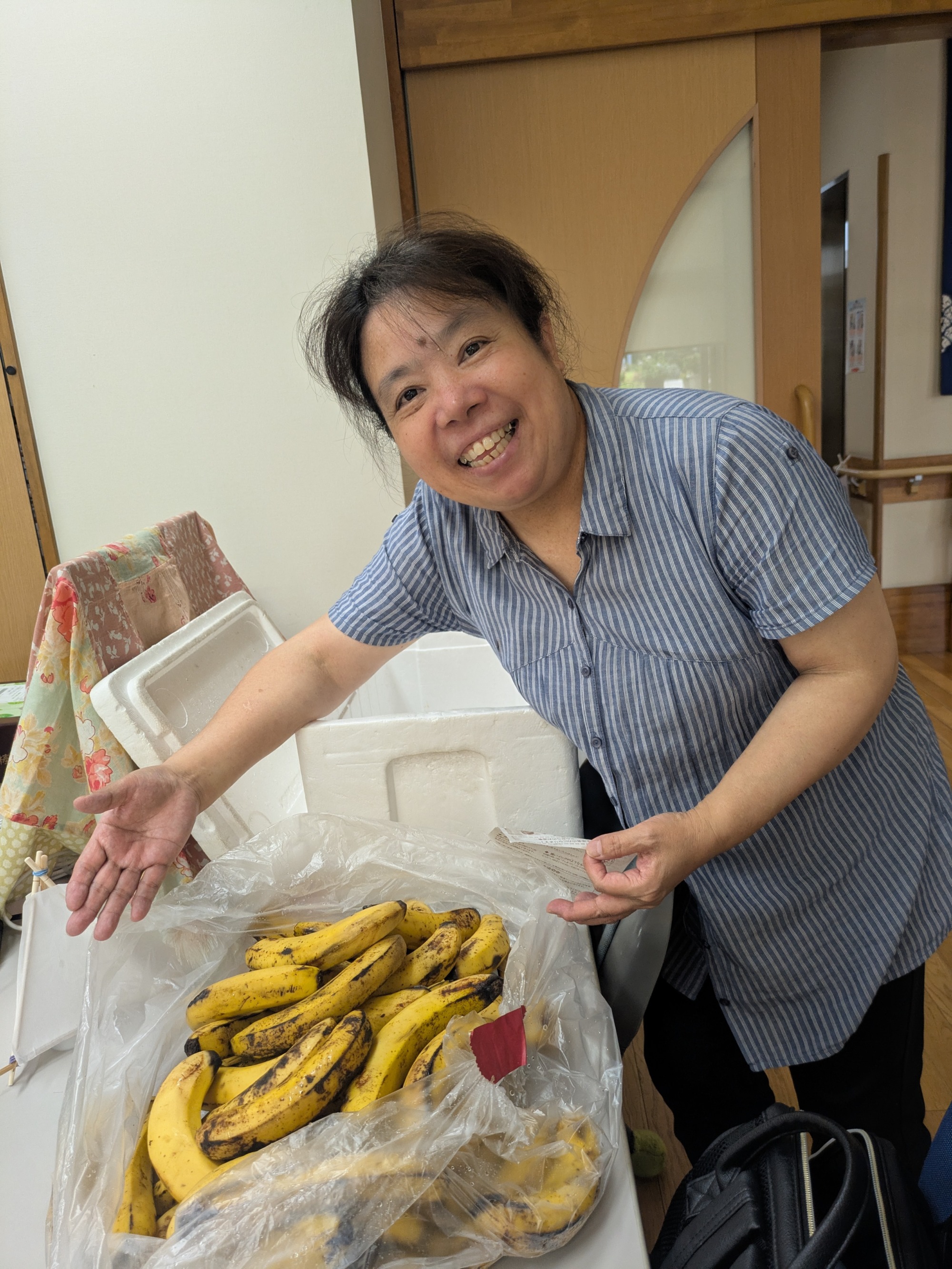 届いたバナナと写真をとる管理者