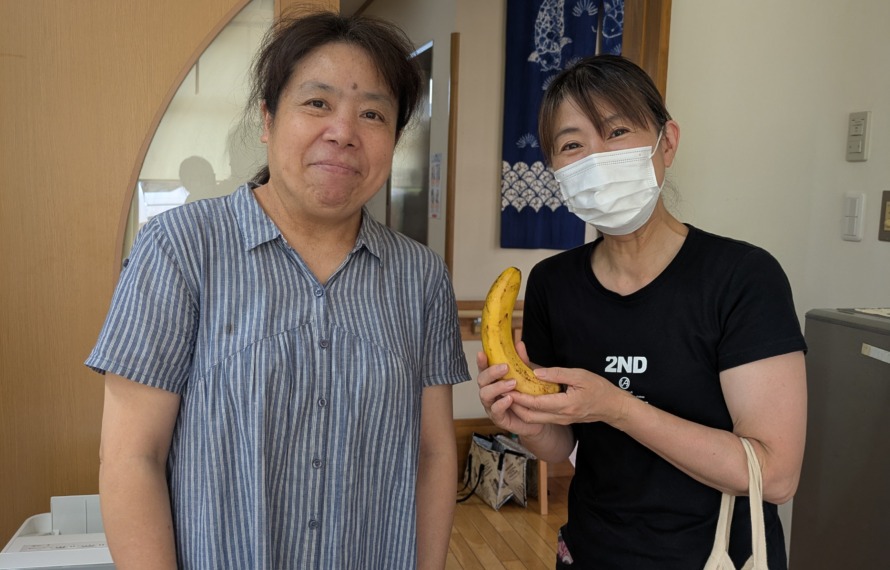 バナナを受け取るワーカー