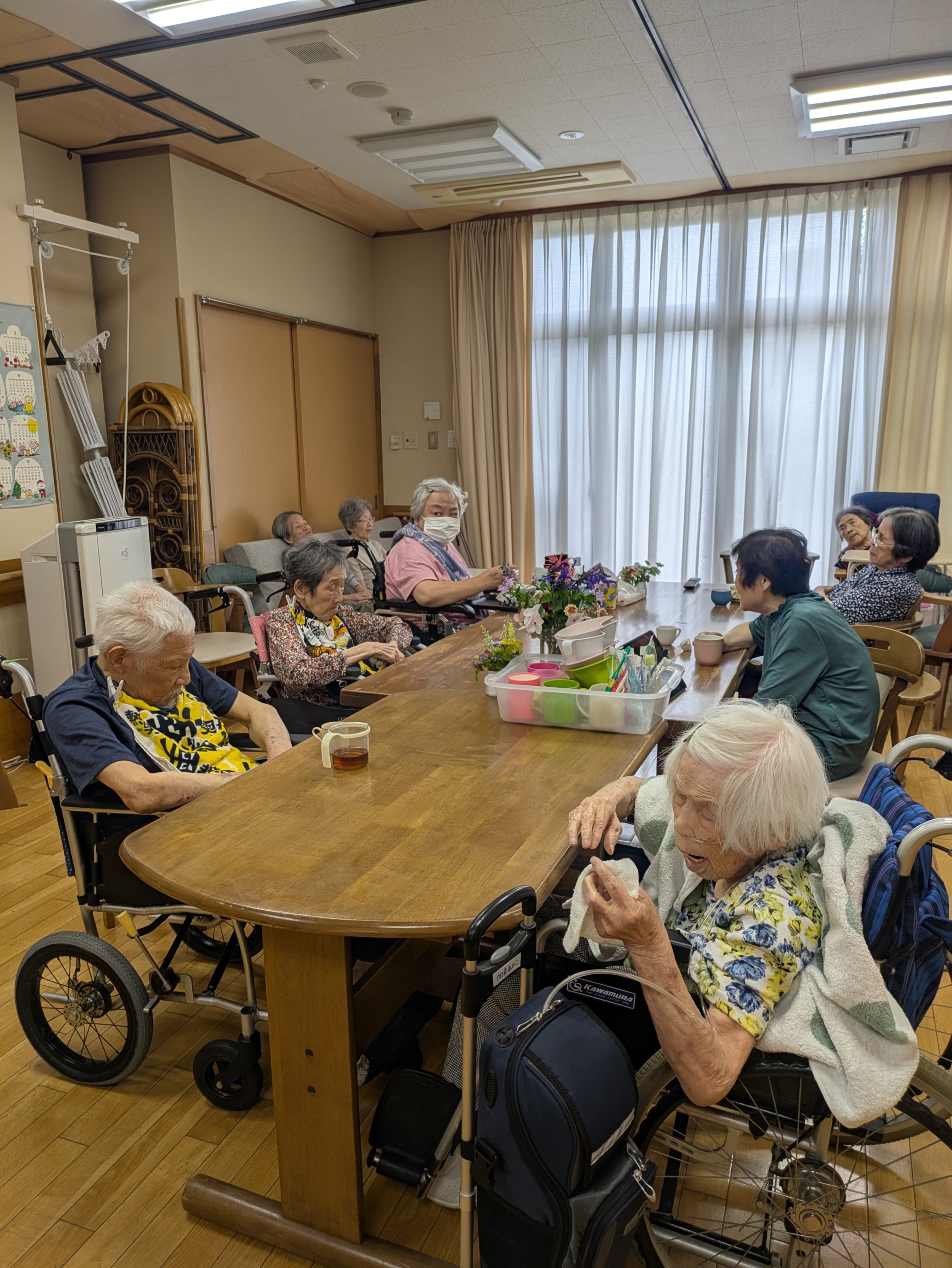 通いの利用者さんと過ごすグループホームの入所者さん
